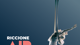 Cielo e mare si fondono a Riccione: in piazzale Roma l’incanto delle acrobazie sospese