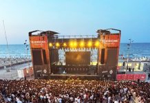Una folla immensa in piazzale Roma balla e canta con Capo Plaza