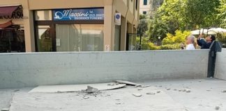 Cornicione pericolante sul Corso, transennato l’ultimo tratto all’angolo con il Pubblico Passeggio
