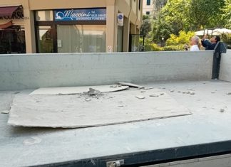 Cornicione pericolante sul Corso, transennato l’ultimo tratto all’angolo con il Pubblico Passeggio