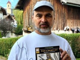 L’autore Cesare Camorani con il nuovo lavoro: la copertina in xilografia e stampata a torchio per il concorso nazionale