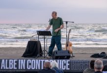 Un’alba di poesia e musica: Giovanni Truppi incanta Riccione sulla spiaggia del Marano