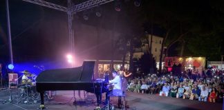 L’energia di Ana Carla Maza conquista la piazza e fa cantare e ballare il pubblico sulle note travolgenti della musica cubana