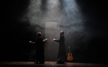 Venerdì 10 luglio a Casa Cervi lo spettacolo “Il virile in vinile (La massa è sfinita)” di Teatro Dallarmadio