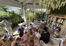 Nati per leggere, la biblioteca di Cattolica va al mare per tuffarsi con bimbi e bimbe nelle storie più belle dell’estate