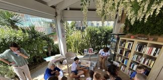Nati per leggere, la biblioteca di Cattolica va al mare per tuffarsi con bimbi e bimbe nelle storie più belle dell’estate
