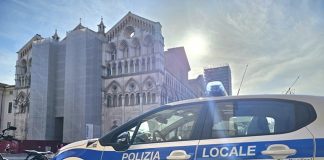 Semina il panico sfrecciando a tutta velocità in centro. La Polizia Locale si mette al suo inseguimento e ferma guidatore positivo all’alcoltest