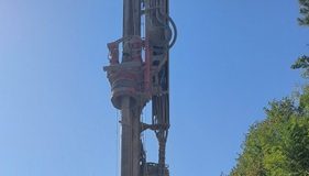 Proseguono i lavori di consolidamento del ponte di Corniolo, resta il senso unico alternato durante la pausa estiva (FOTO)