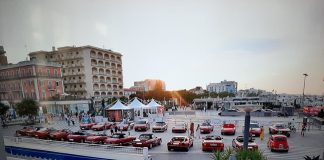 Piazzale Roma si tinge di rosso con il raduno delle auto d’epoca degli “Amici delle Rosse”