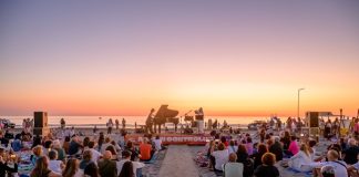 Musica, meditazione e la magia dell’alba: a Riccione il risveglio è un rito collettivo con Gloria Campaner e Thea Crudi