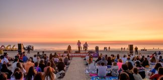 “Guarda l’estate amore mio”: Dutch Nazari incanta la spiaggia del Marano per il gran finale di “Albe in controluce”