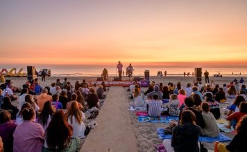 “Guarda l’estate amore mio”: Dutch Nazari incanta la spiaggia del Marano per il gran finale di “Albe in controluce”