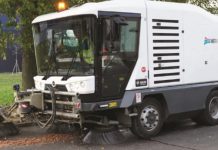 Forte vento in città: avviata la pulizia di strade e marciapiedi dagli aghi di pino