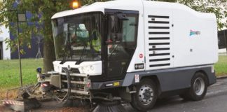Forte vento in città: avviata la pulizia di strade e marciapiedi dagli aghi di pino