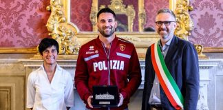 Il Sindaco Matteo Lepore ha consegnato la Turrita d’argento al nuotatore Marco Orsi – FOTO