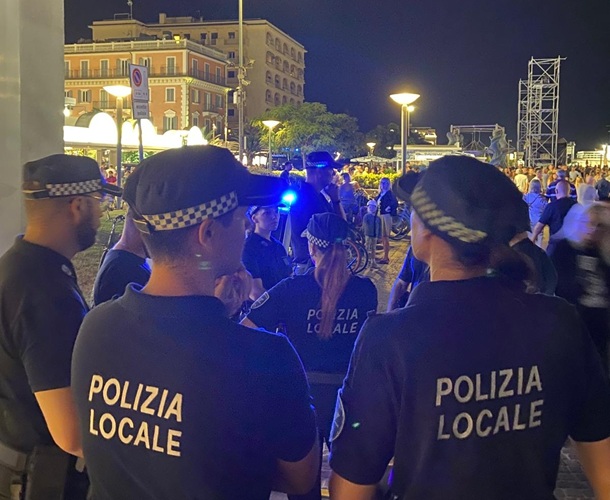 Sicurezza e decoro urbano: la Polizia locale tiene alto il livello del presidio del territorio tra zone centrali, Alba e spiagge