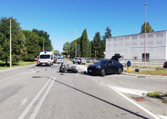 Incidente tra auto e moto tra le vie Montiano e Pitagora, motociclista trasferito all’Ospedale Bufalini(FOTO)