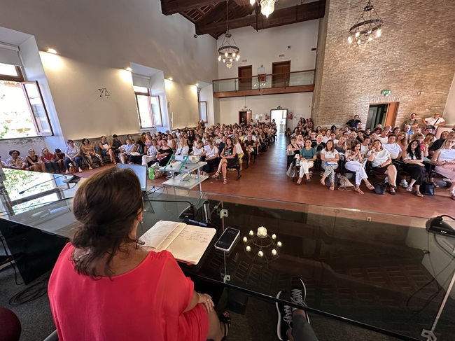 Avvio del nuovo anno scolastico, l’Assessora Maria Elena Baredi incontra centinaia di insegnanti, educatori e operatori (FOTO)