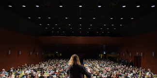 Un pomeriggio di memoria e comunità al nuovo Auditorium della città con Roberto Mercadini e le vicende che durante l’occupazione coinvolsero gli operai e le operaie dell’Arrigoni (FOTO)