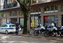 Preleva merce dagli scaffali e la nasconde dentro un borsone: donna fermata dagli agenti in borghese della Polizia Locale
