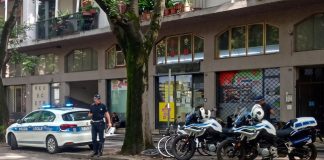 Preleva merce dagli scaffali e la nasconde dentro un borsone: donna fermata dagli agenti in borghese della Polizia Locale