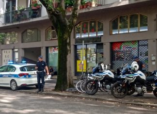 Preleva merce dagli scaffali e la nasconde dentro un borsone: donna fermata dagli agenti in borghese della Polizia Locale