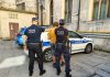 Compra una dose di droga e investe l’agente che gli intima l’alt: 59enne arrestato dalla Polizia Locale