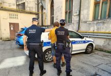 Compra una dose di droga e investe l’agente che gli intima l’alt: 59enne arrestato dalla Polizia Locale